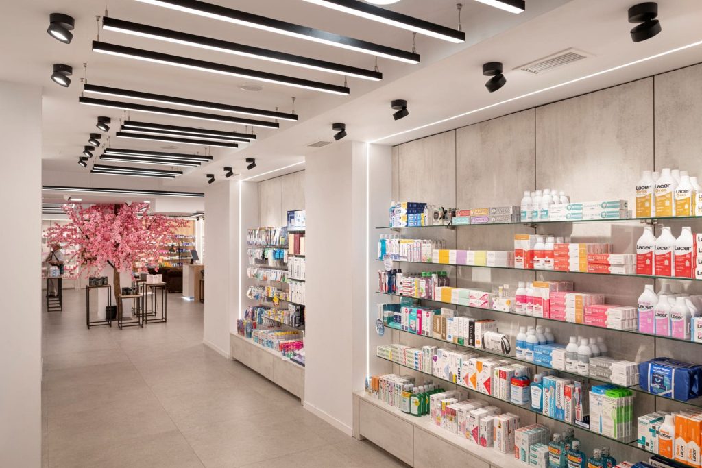 Interior de farmacia moderna y bien cuidada como parte de la preparación para su venta