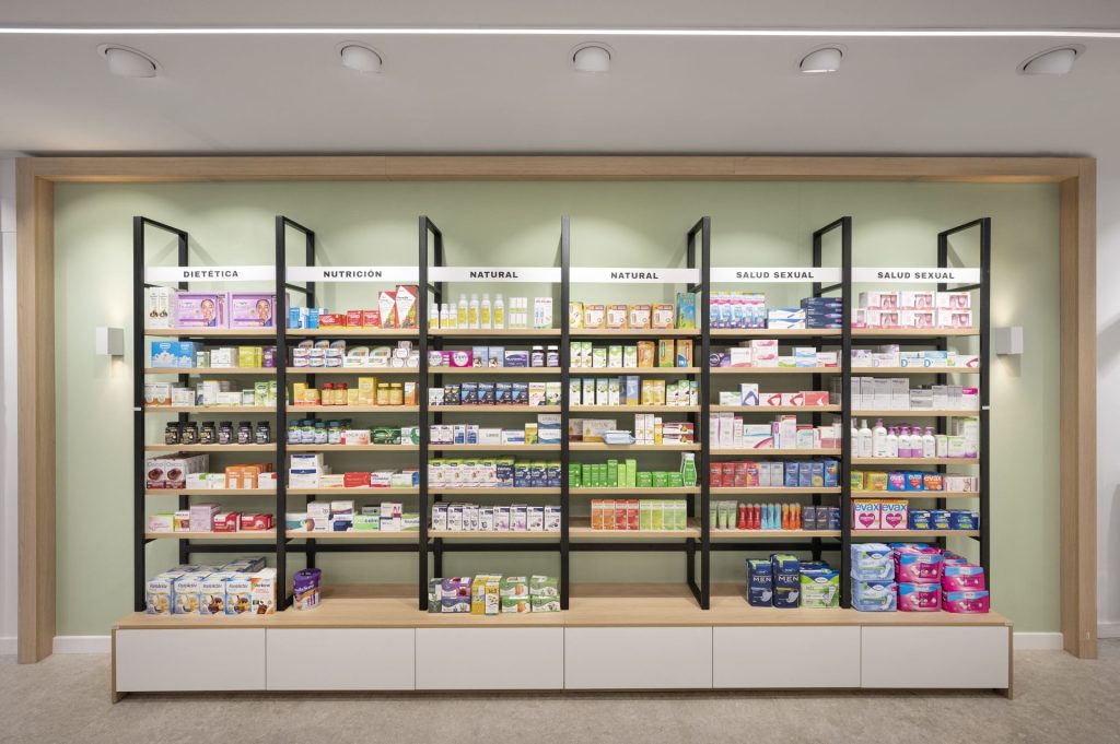 Zona de dietética y nutrición en una farmacia con productos organizados por categorías