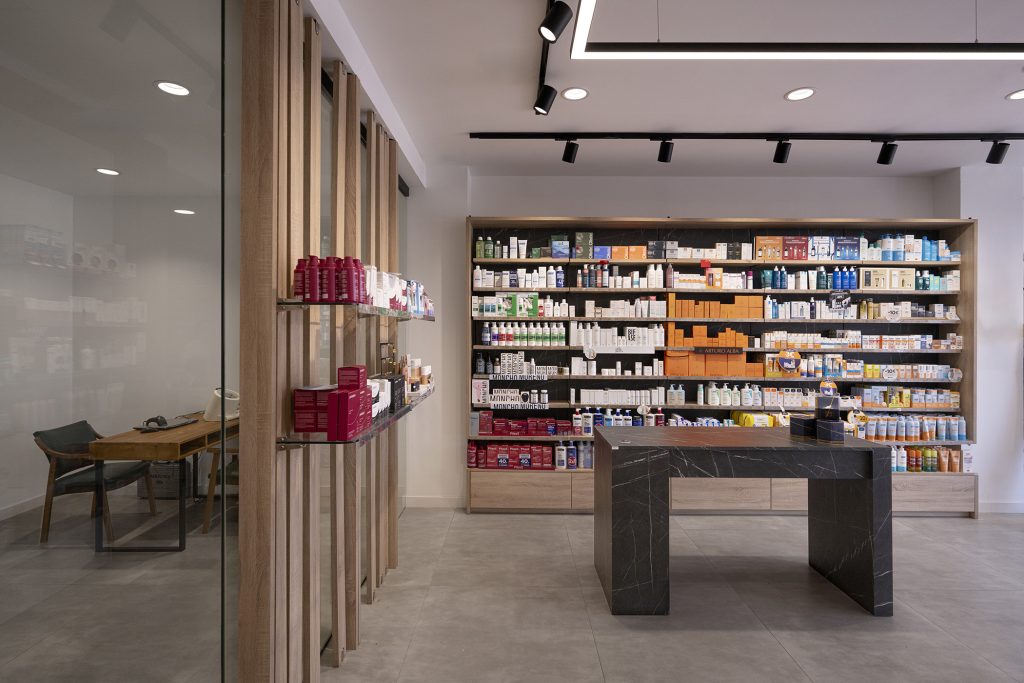 Stand con la selección de productos de la zona dermocosmética rentable de una farmacia