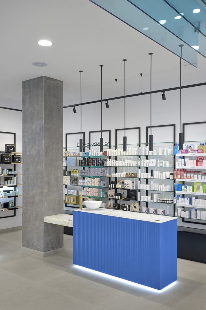 Zona de dermocosmética de la farmacia Drago