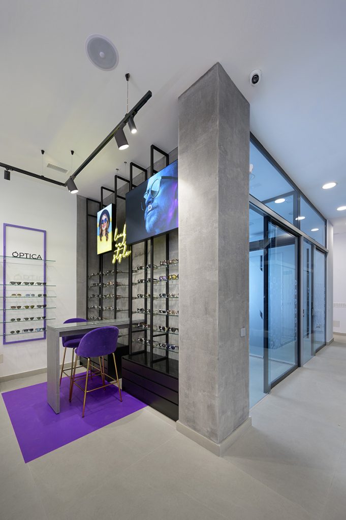 Selección de gafas con zona para asesoramiento del cliente en la farmacia Drago