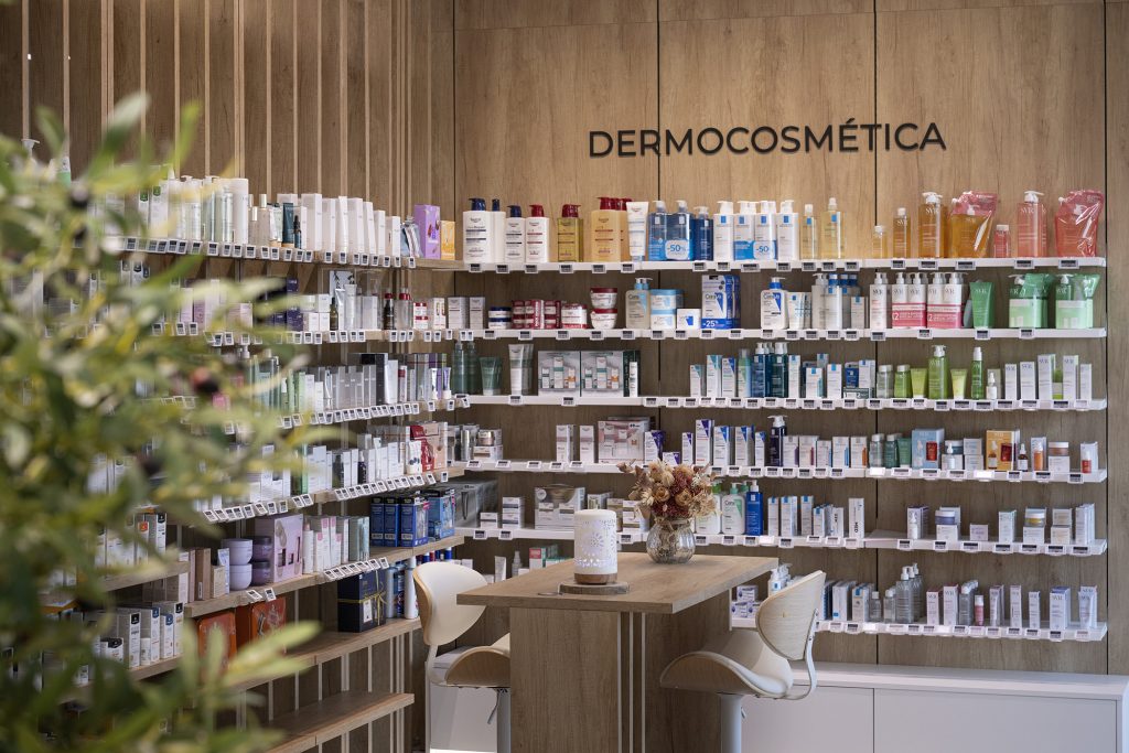 Zona de dermocosmética rentable en una farmacia