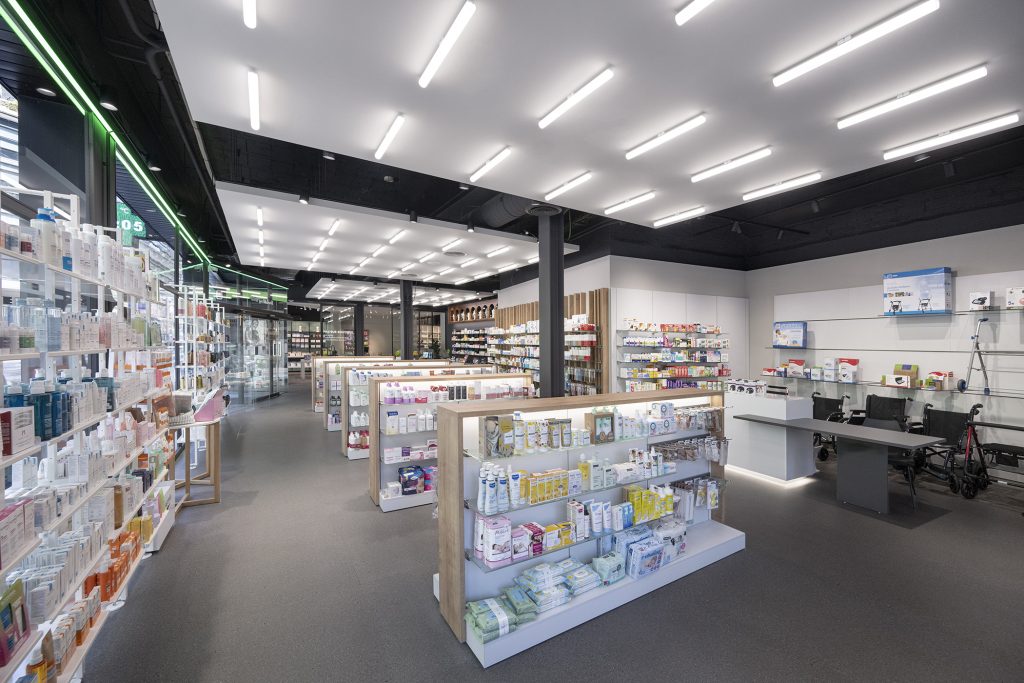 Reforma de farmacia llevada a cabo por Inside Pharmacy adaptado a los cambios de espacios para adaptarse a la IA