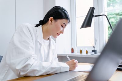 Empleado gestionando la farmacia con el apoyo de la IA