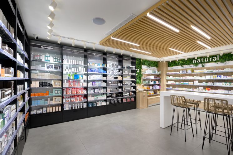 Farmacia Cruz y sus colores.