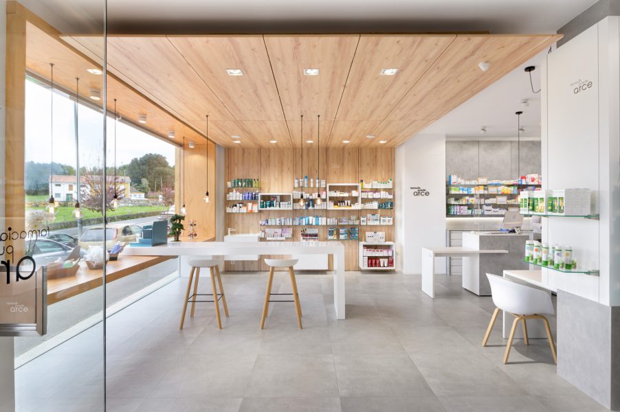 Interior Farmacia Puente Arce