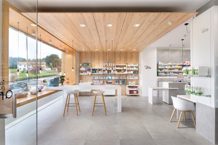 Interior Farmacia Puente Arce