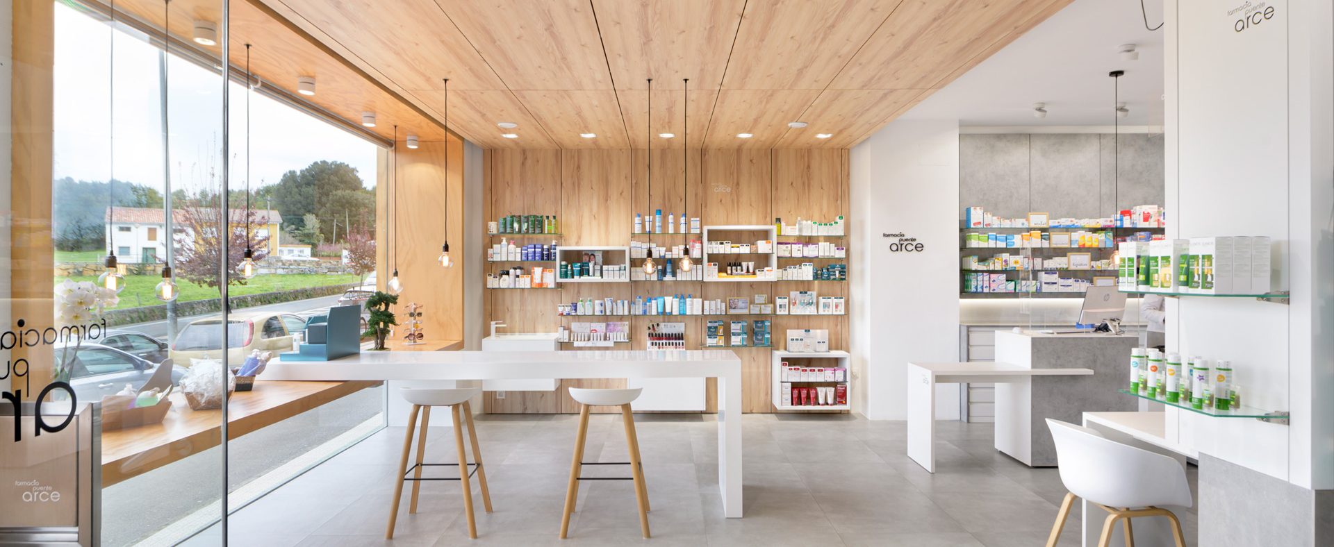 Interior Farmacia Puente Arce