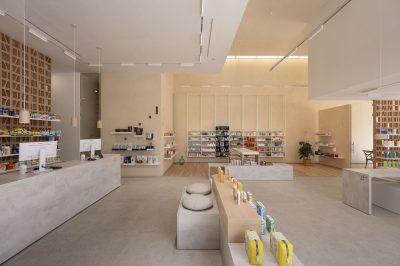Farmacia moderna con exposición de productos de nutrición, salud y cuidado personal