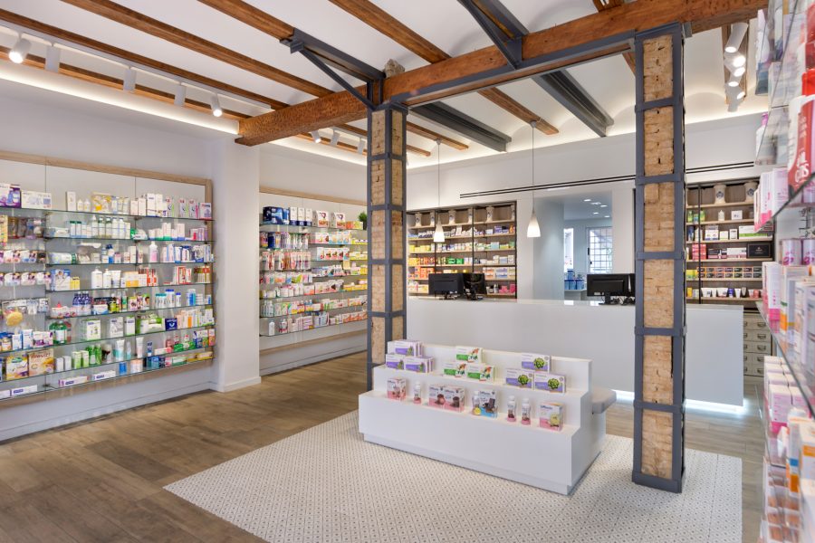 Interior de la farmacia Sentandreu